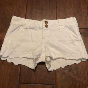 Buckle white eve shorts